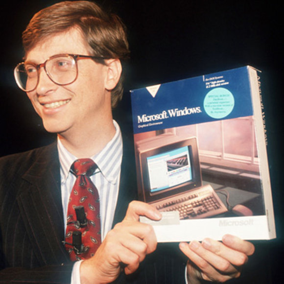 1983年Bill Gates宣布开发Microsoft Windows